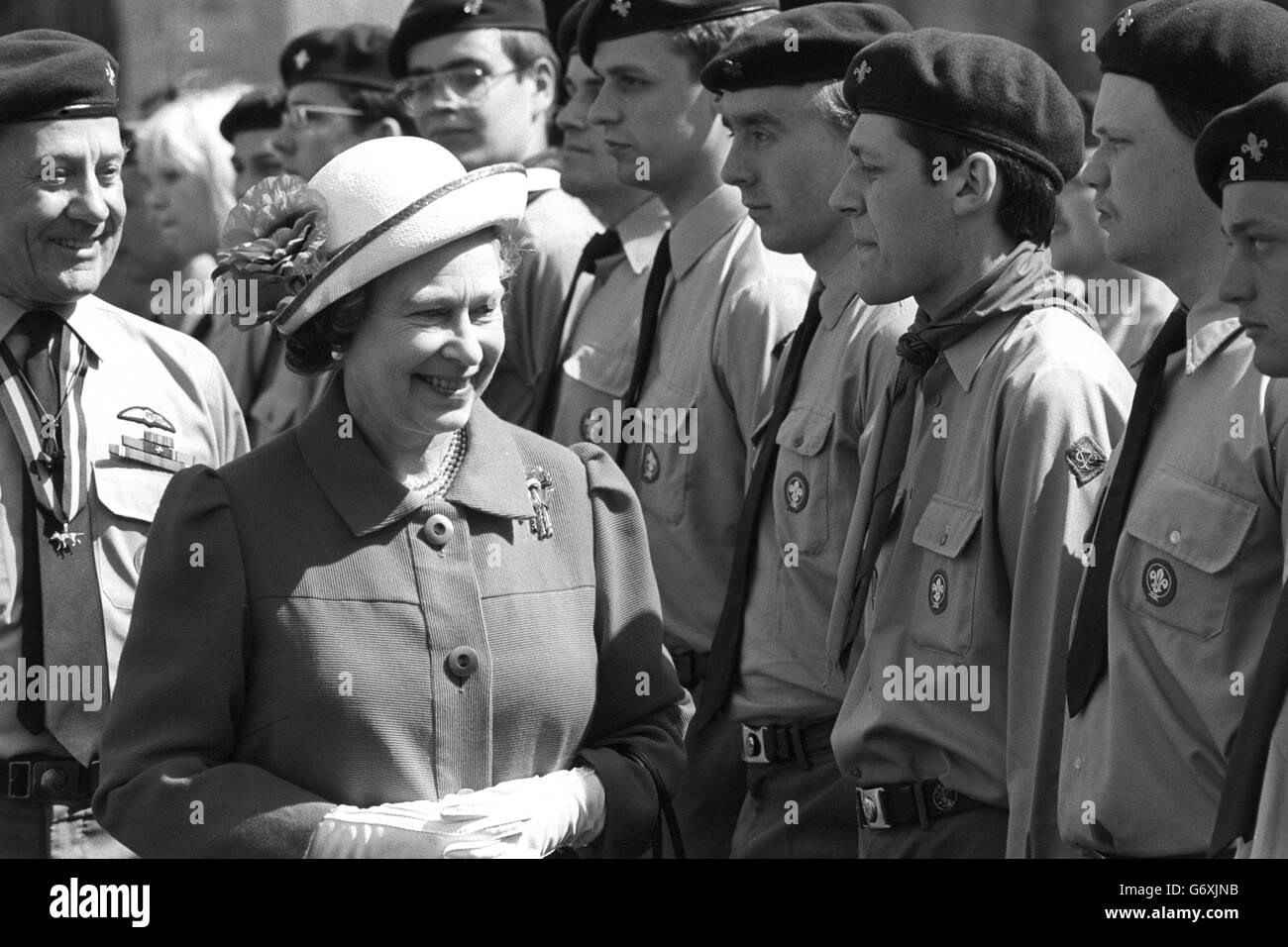 La Reine, en sa qualité de mécène de l'Association scoute, passe en revue certains des 1,000 scouts de la Reine qui se sont rendus au défilé de la Saint-Georges au château de Windsor. Le Prix du scout de la Reine est le plus élevé des prix de formation de l'Association, qui a été présenté par le roi Edward VII en 1909. Banque D'Images