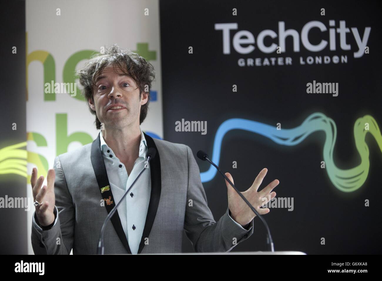 Le PDG de Mind Candy, Michael Acton Smith OBE, parle lors d'une visite du maire de Londres Boris Johnson à l'accélérateur TechHub sur Old Street, Londres. Banque D'Images