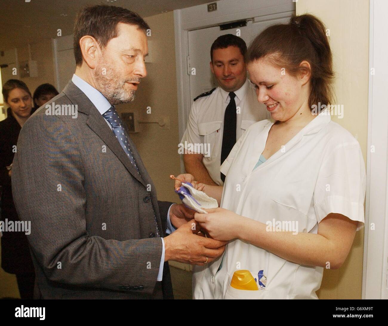 Le ministre de l'intérieur David Blunkett rencontre le personnel de la prison de Holloway, dans le nord de Londres, où il a annoncé que toutes les détenues de moins de 18 ans en Angleterre et au pays de Galles seront logées dans les nouveaux centres sécurisés d'ici 2006, dans le cadre des plans. Seize millions de livres ont été alloués à la Commission de justice pour les jeunes pour financer le déménagement et quatre nouvelles unités pour les filles devraient être construites dans les prisons existantes. Banque D'Images