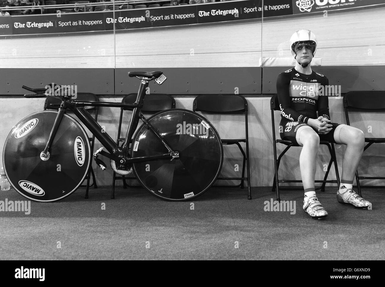 Laura Trott, de l'équipe Wiggle Honda, en Grande-Bretagne, attend sa chaleur de l'épreuve de temps UCI Omnium pendant 500 m au cours du deuxième jour de la cinquième journée de la révolution cycliste au Vélopark de Lee Valley, à Londres. Banque D'Images