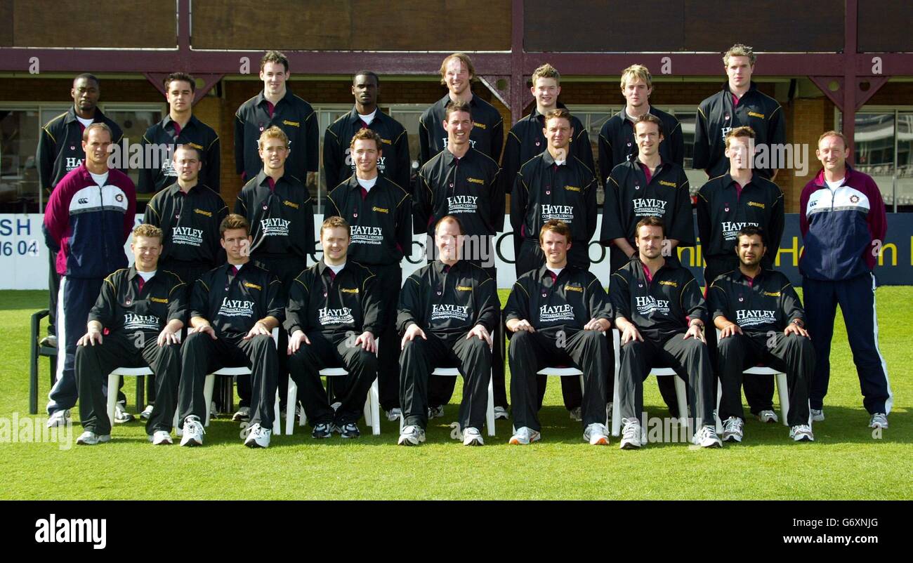 Northampton County Cricket Club dans le kit Sunday League One Day pour la saison 2004. Retour de l à R: Ricky Anderson, Mark Phythian, Chris Goode, Carl Greenidge, Tom Huggins, Craig Jennings, Richard King, Adam Shantry. Rangée du milieu de gauche à droite : Kepler Wessels, Tim Roberts, Gerry Brophy, Mark Powell, Robert White, Ben Phillips, Jeff Cook, Mike Cawdron, Toby Bailey, David Capel. Avant gauche à droite : Johan Louw, Jason Brown, David Sales, Graeme Swann, Steffan Jones, Usman Afzaal. PA photo Andrew Parsons Banque D'Images