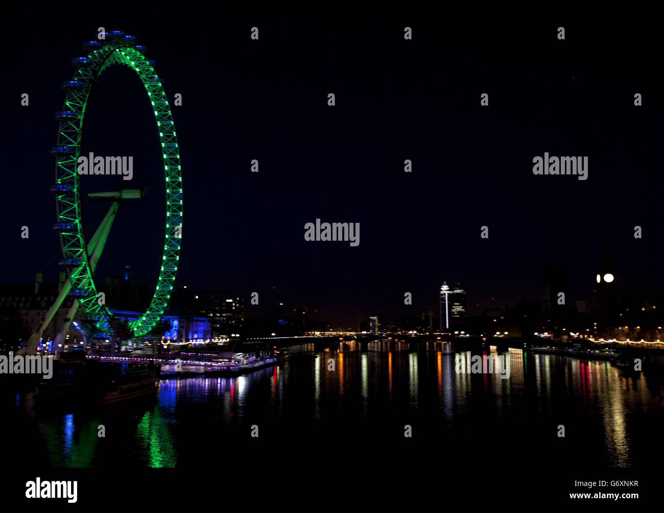 L'EDF London Eye, dans le centre de Londres, est éclairé en vert par Tourism Ireland pour célébrer la Saint Patrick, le lundi 17. Banque D'Images