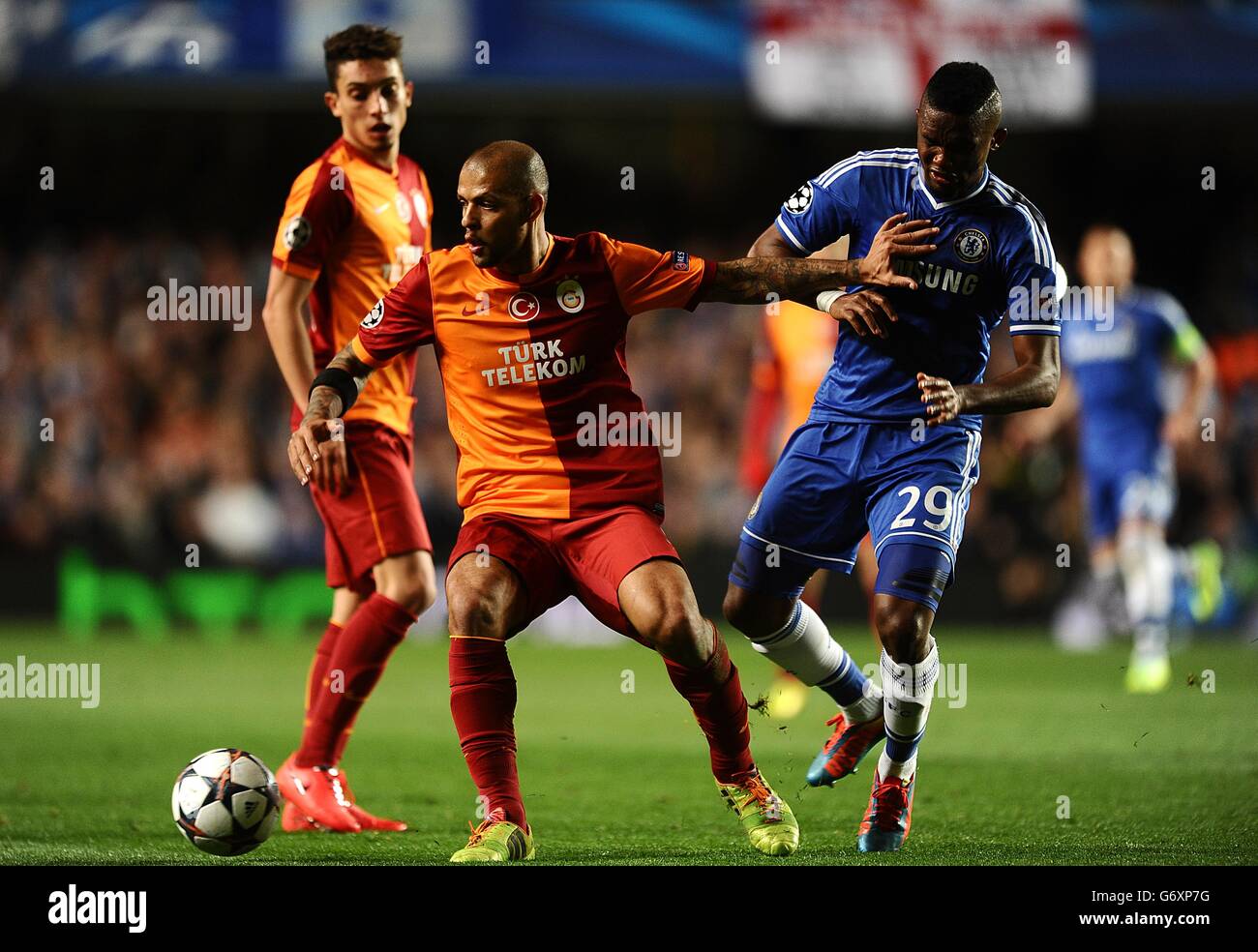Football - UEFA Champions League - Round of 16 - second Leg - Chelsea / Galatasaray - Stamford Bridge.De Carvalho Felipe Melo de Galatasaray (à gauche) et Samuel ETO'o de Chelsea pour la balle Banque D'Images