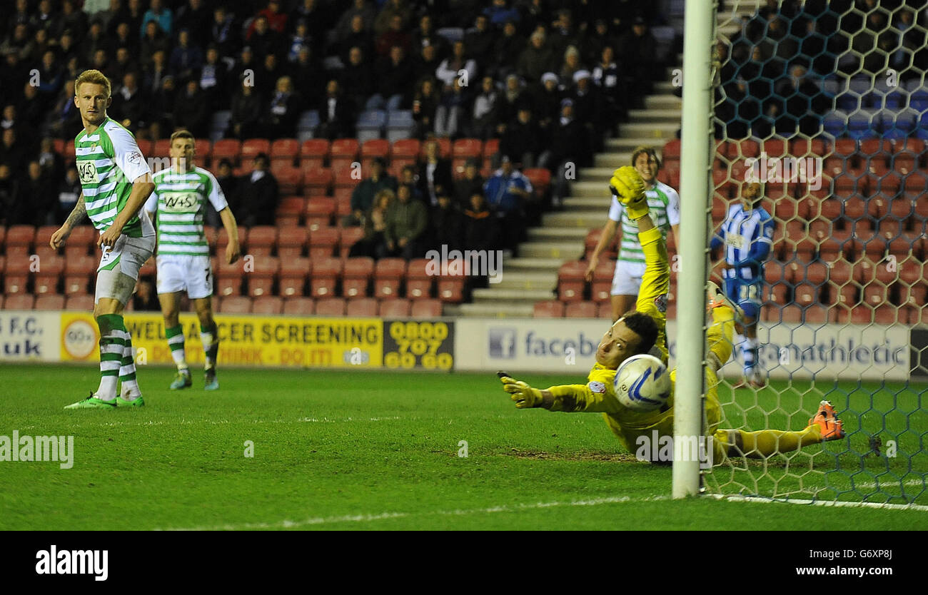 Football - Championnat Sky Bet - Wigan Athletic / Yeovil Town - Stade DW.James McArthur de Wigan Athletic (non illustré) marque le deuxième but de son côté du jeu après Marek Stech, gardien de but de Yeovil Town. Banque D'Images