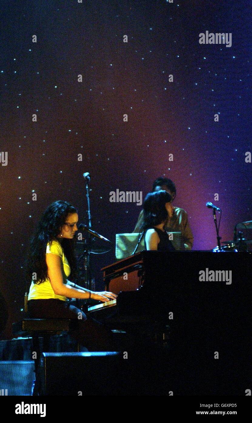 La chanteuse américaine Norah Jones se produit sur la scène de Carling Apollo Hammersmith, dans l'ouest de Londres. Banque D'Images