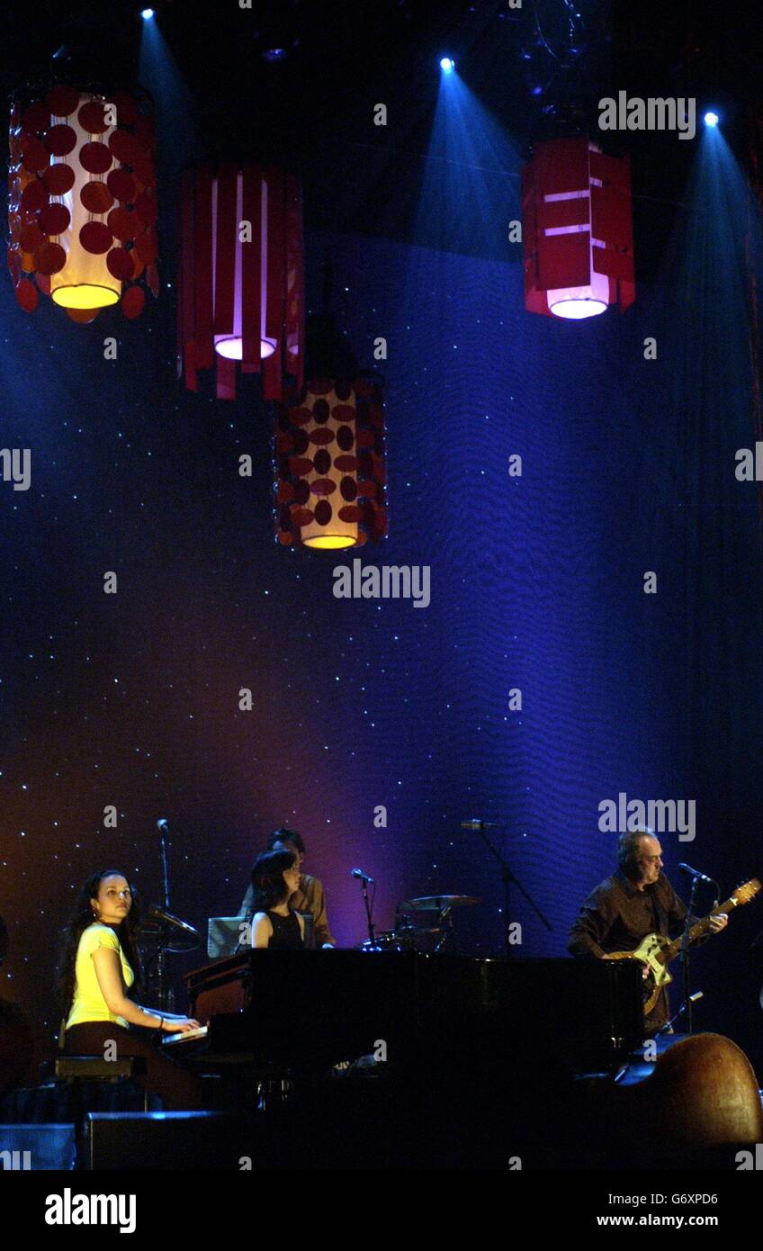 Visite de Norah Jones au Royaume-Uni.La chanteuse américaine Norah Jones se produit sur la scène de Carling Apollo Hammersmith, dans l'ouest de Londres. Banque D'Images