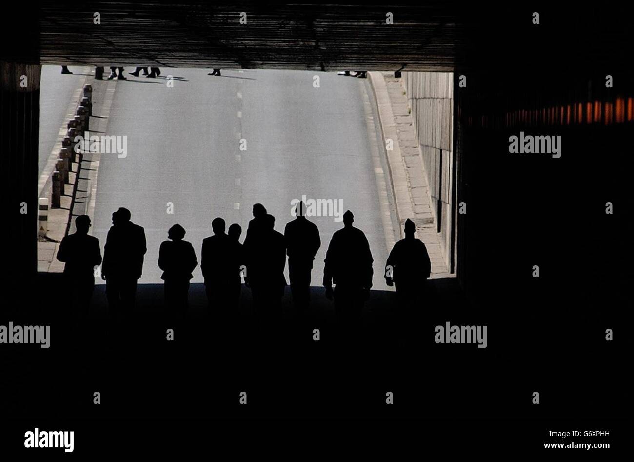 Le commissaire de police métropolitaine Sir John Stevens, la chef de police française Madame Martine Monteil et le corroner royal Michael Burgess traversent le tunnel routier avec la police et la sécurité françaises, près de Pont de l'Alma, dans lequel Diana, la princesse de Galles, et Dodi Fayed sont morts dans un accident de voiture il y a sept ans. Sir John a dit jusqu'à présent qu'il n'avait regardé que des informations générales telles que des vidéos et des photographies. Banque D'Images