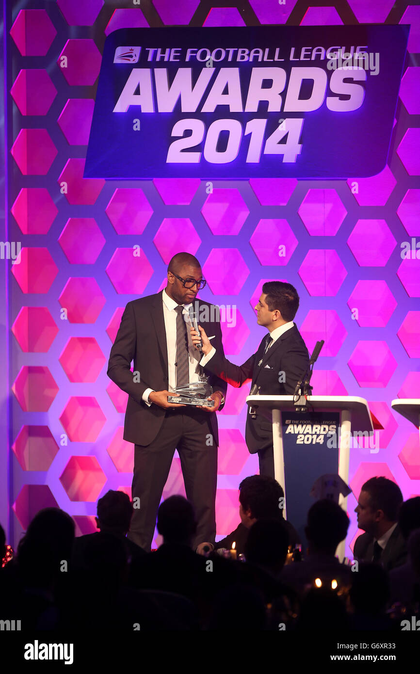 Reda Johnson (à gauche) de Sheffield Wednesday est interviewé par l'hôte Manish Bhasin après avoir remporté le prix PFA Player in the Community Aux prix de la Ligue de football 2014 Banque D'Images