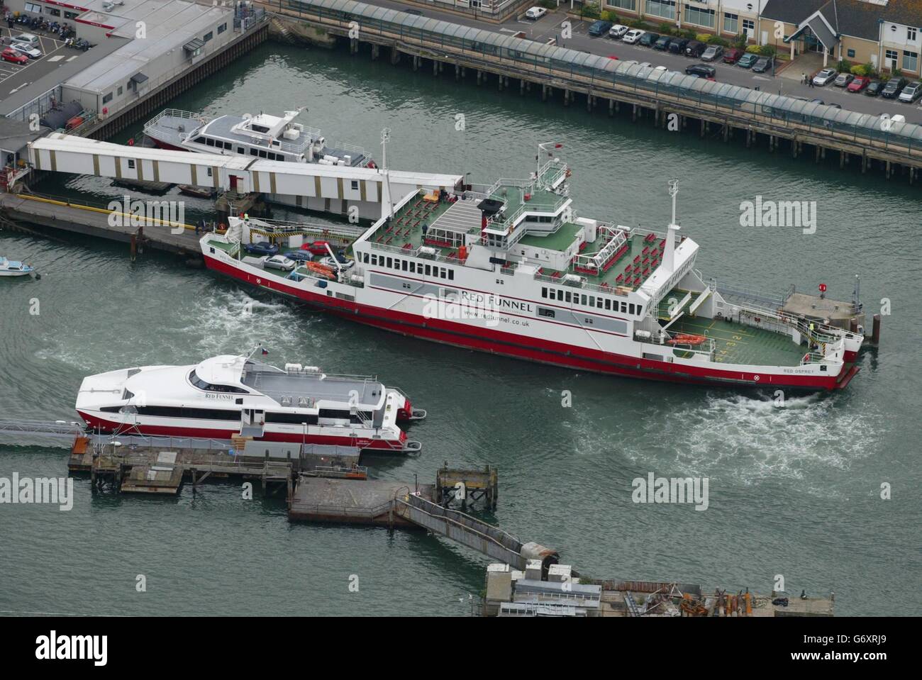 Vue aérienne de Southampton.Vue aérienne d'un ferry Red Funnel et d'un Red Jet dans le port de Southampton. Banque D'Images