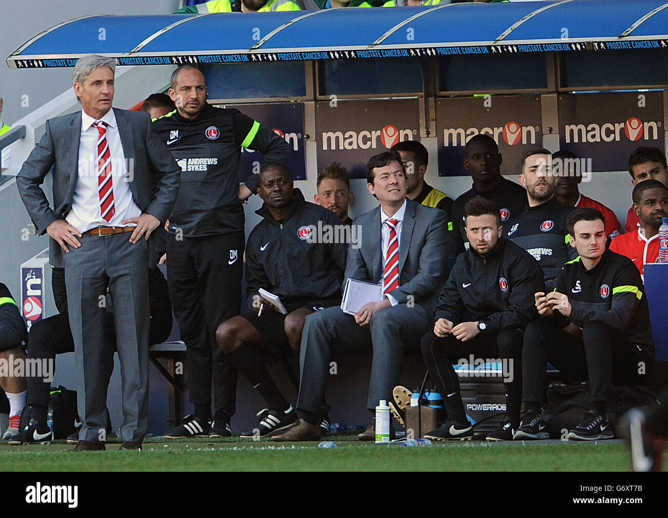 Football - Sky Bet Championship - Millwall v Charlton Athletic - The Den.José Riga, Damian Matthew, Alex Dyer et Karel Fraeye de la direction de Charlton Athletic sur la ligne de contact Banque D'Images