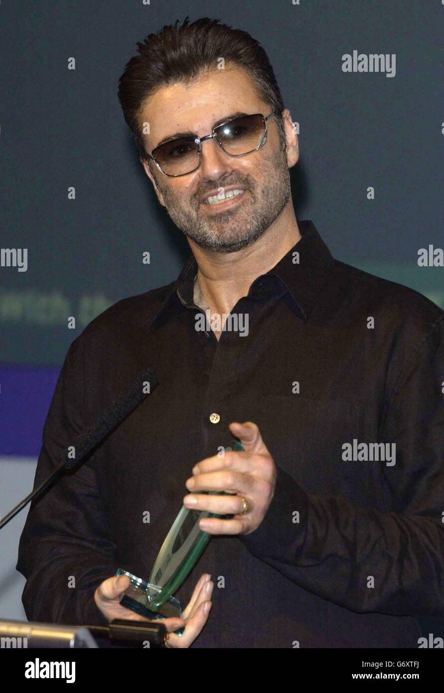Le chanteur de pop George Michael reçoit le prix PPL pour l'artiste le plus joué à la radio britannique au cours des 20 dernières années, au Shaw Theatre, dans le centre de Londres. La star a reçu plus d'airplay que Robbie Williams, Elton John et Madonna. Des chansons comme le méchant Whisper et Faith lui ont valu des millions de pièces de théâtre sur des stations de radio de haut en bas du pays. Il est maintenant honoré par la radio Academy pour sa réalisation. Banque D'Images
