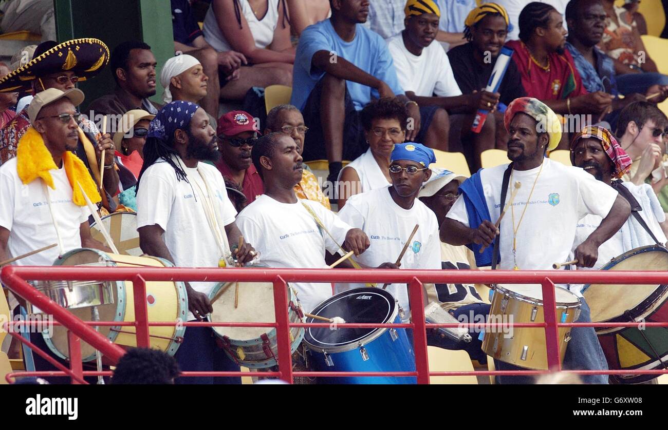 Les tambours sont joués dans la foule pendant la cinquième journée internationale au stade Beauséjour Crciket, Beauséjour, Sainte-Lucie, le samedi 1er mai 2004. Banque D'Images