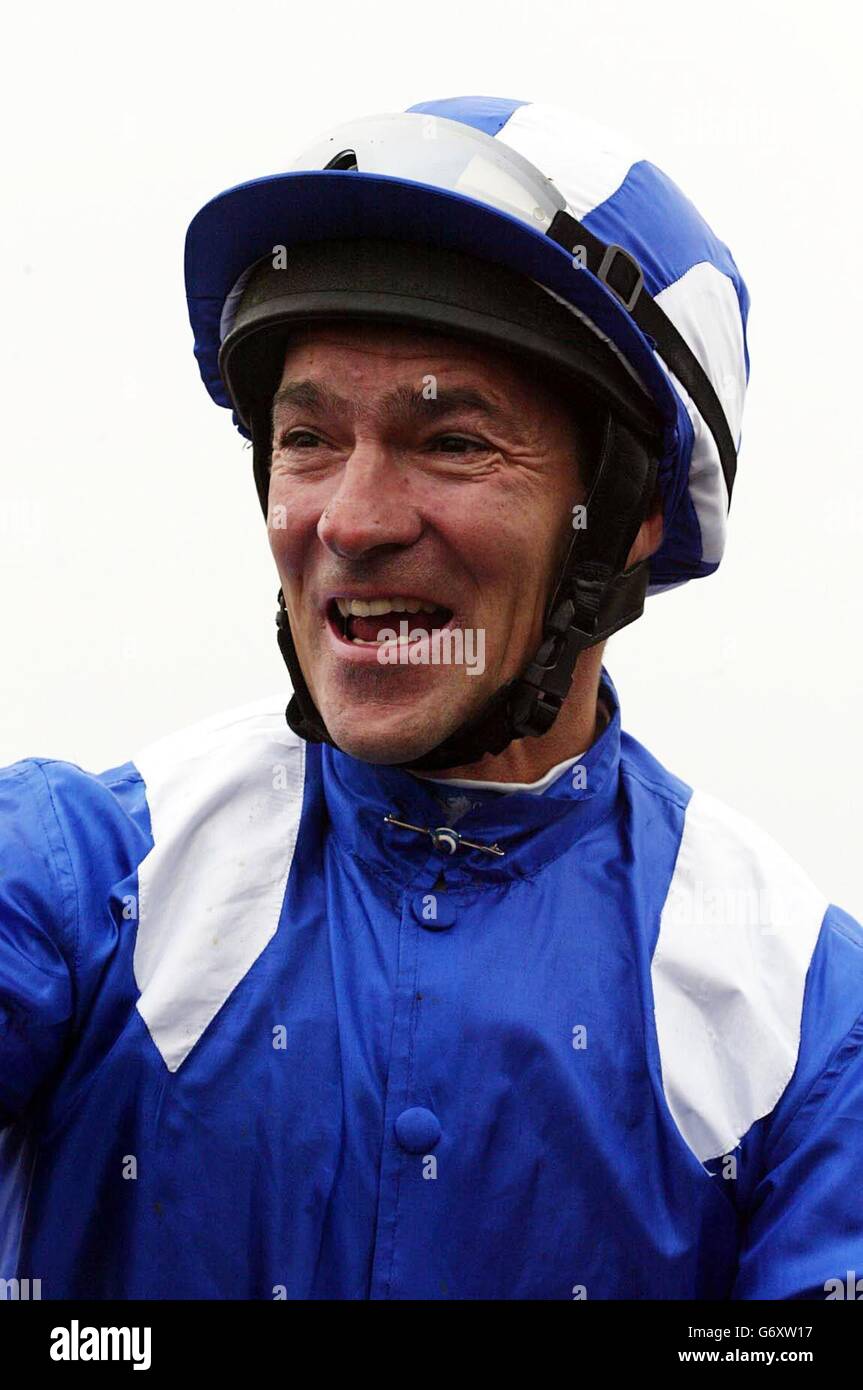 Jockey Richard Hills célèbre après avoir gagné Haafhd dans les UltimateBet.com 2000 Guinéas à Newmarket samedi 1er mai 2004. Banque D'Images