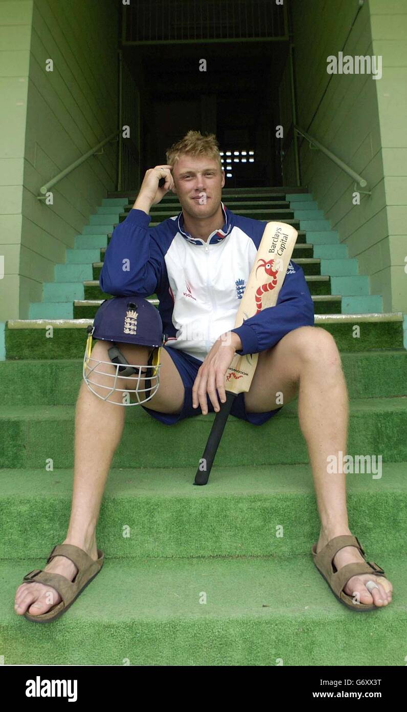 Le joueur de cricket d'Angleterre Andrew Flintock se détend sur les marches du pavillon Sir Gary Sobers, à l'ovale de Kensington, à Bridgetown, à la Barbade. Banque D'Images