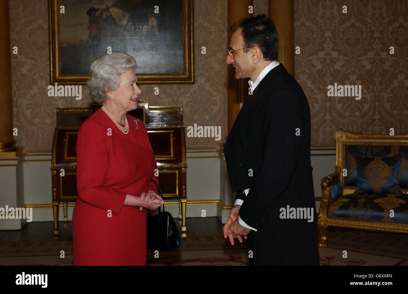 La reine Elizabeth II reçoit l'ambassadeur de Géorgie, son Excellence M. Amiran Kavadze, au Palais de Buckingham à Londres. Banque D'Images