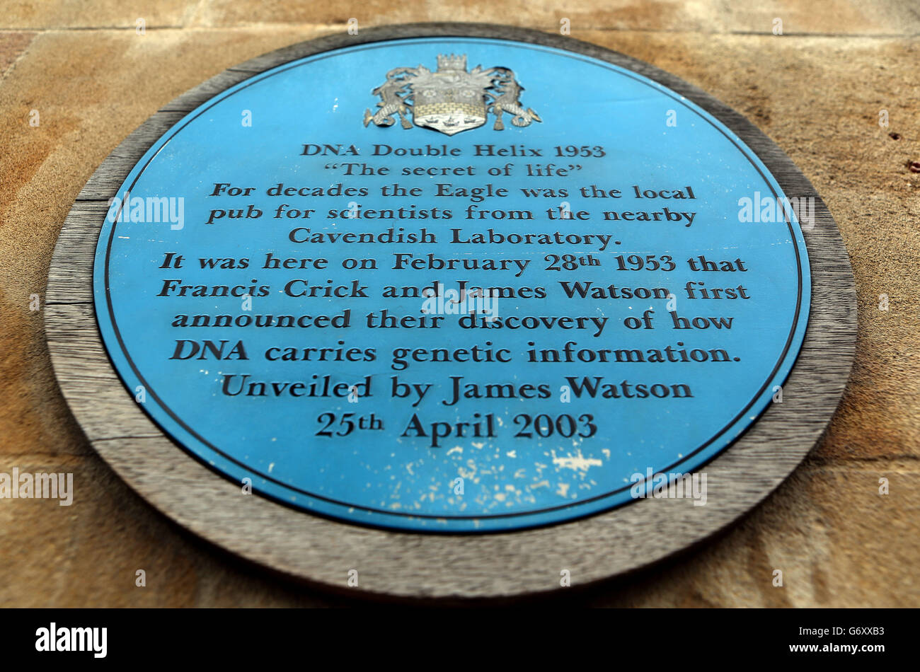 Vue générale de la plaque bleue à l'extérieur du pub Eagle à Cambridge, datant du XIVe siècle. C'est l'endroit où les scientifiques Watson et Crick ont annoncé au monde qu'ils avaient découvert l'ADN. Banque D'Images