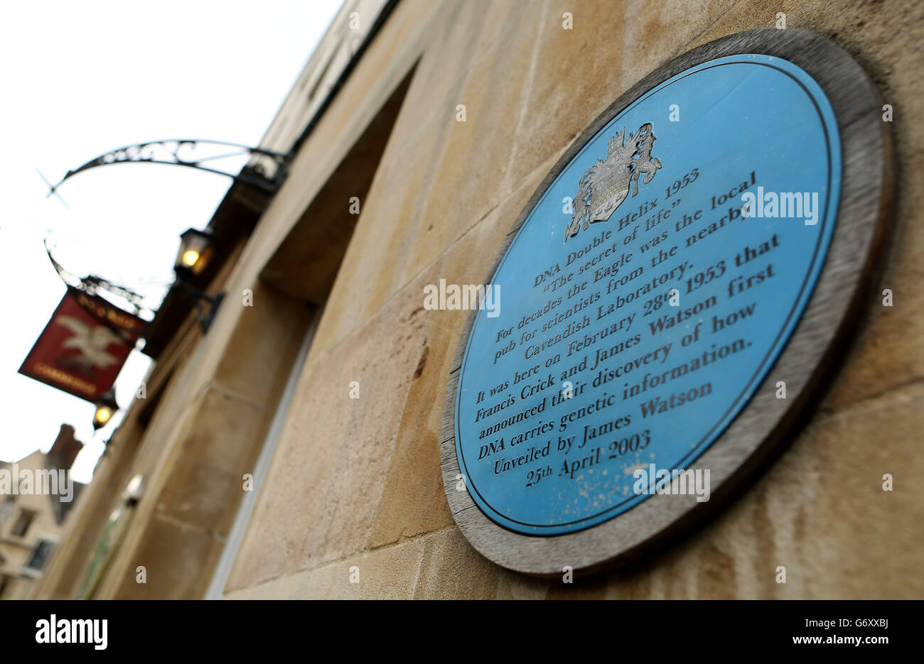 Vue générale de la plaque bleue à l'extérieur du pub Eagle à Cambridge, datant du XIVe siècle. C'est l'endroit où les scientifiques Watson et Crick ont annoncé au monde qu'ils avaient découvert l'ADN. Banque D'Images