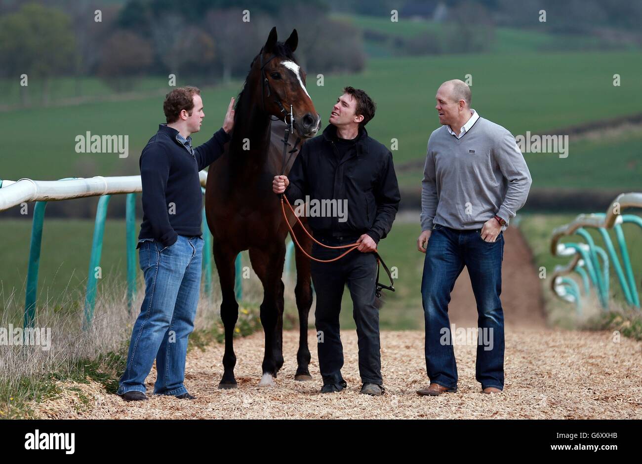 L'entraîneur Michael Scudamore (au centre) et les propriétaires de pièces Mike Tindall (à droite) et James Simpson-Daniel (à gauche) avec Monbeg Dude lors de la visite de l'écurie à Eccleswall court, Ross-on-Wye. Banque D'Images