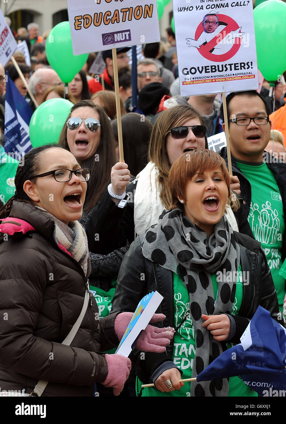 Un groupe de manifestants lors d'un rassemblement sur la place du Centenaire, Birmingham, en soutien à l'Union nationale des enseignants (NUT) lors d'une journée de travail par des enseignants d'Angleterre et du pays de Galles qui protestent contre des changements dans leurs salaires, leurs retraites et leurs conditions de travail. Banque D'Images