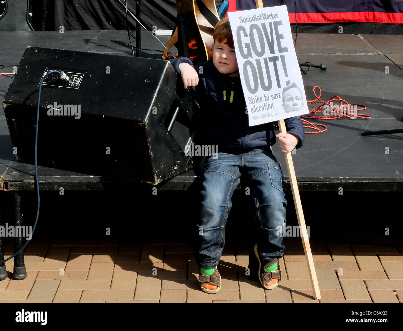 Ben Jackson, cinq ans, de Birmingham, tient un écriteau lors d'un rassemblement sur la place du Centenaire, à Birmingham, pour soutenir le National Union of Teachers (NUT) lors d'une journée de marche par des enseignants d'Angleterre et du pays de Galles qui protestent contre des changements dans leurs salaires, leurs retraites et leurs conditions de travail. Banque D'Images