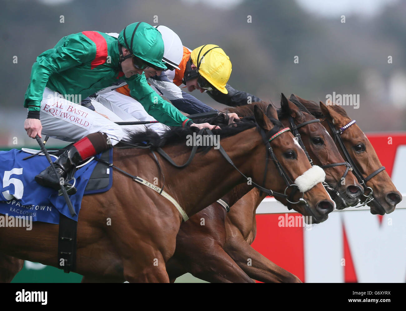 Ceisteach monté par Kevin Manning (à droite) devant Kaleefa monté par Pat Smullen (à gauche) et Ode pour psyché monté par N.G. McCullagh (au centre), remporte le Fonds européen des éleveurs de Stallion Farms d'Irlande, Fillies Maiden, lors de la journée des essais guinéens à l'hippodrome de Leopardtown, Dublin, Irlande. APPUYEZ SUR ASSOCIATION photo. Date de la photo: Dimanche 30 mars 2014. Voir PA Story RACING Leopardstown. Le crédit photo doit être lu : Artur Widak/PA Wire. Banque D'Images