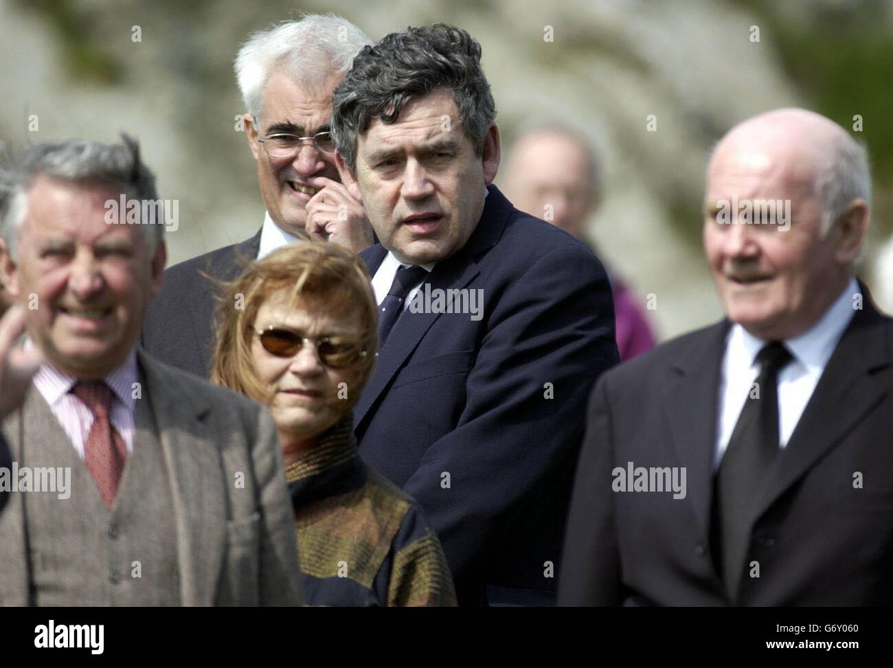 Les politiciens, de gauche à droite, Lord Steel, Alistair Darling, Gordon Brown et John Reid arrivent pour un service commémoratif sur Iona pour souligner le 10e anniversaire de la mort de John Smith, qui est décédé à l'âge de 55 ans, après avoir subi une crise cardiaque dans son appartement du centre de Londres. M. Smith est enterré sur l'île, près de son abbaye historique. Banque D'Images