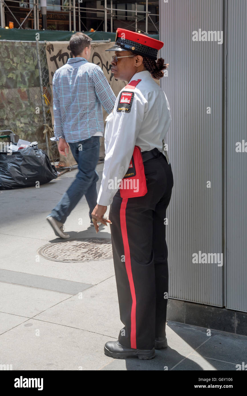 New York agent de sécurité en uniforme, l'État de New York , Big Apple,  Lower Manhattan, États-Unis Photo Stock - Alamy