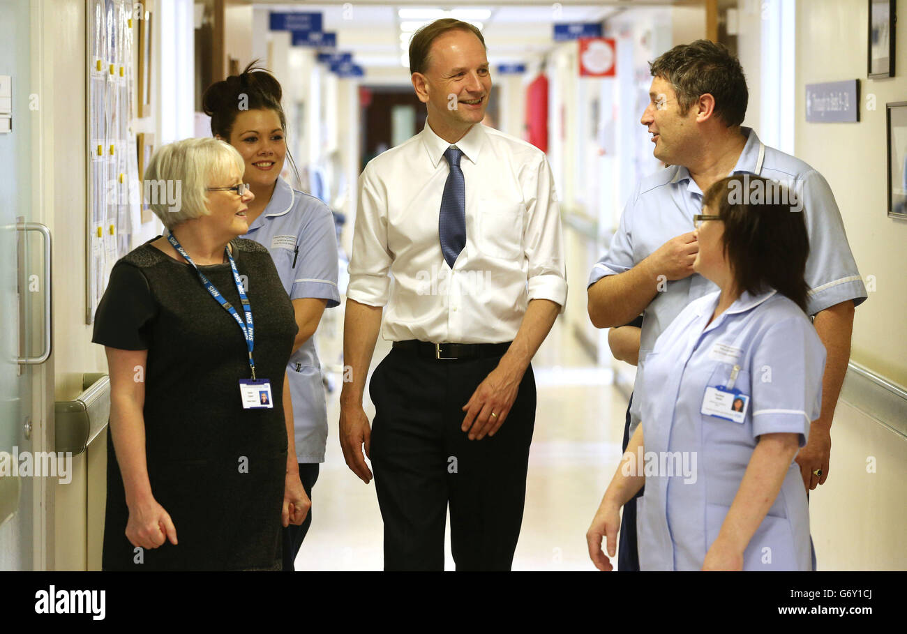 Le nouveau chef de la direction du NHS, Simon Stevens (au centre), s'est parlé au personnel de l'hôpital Shotley Bridge, dans le comté de Durham. Banque D'Images