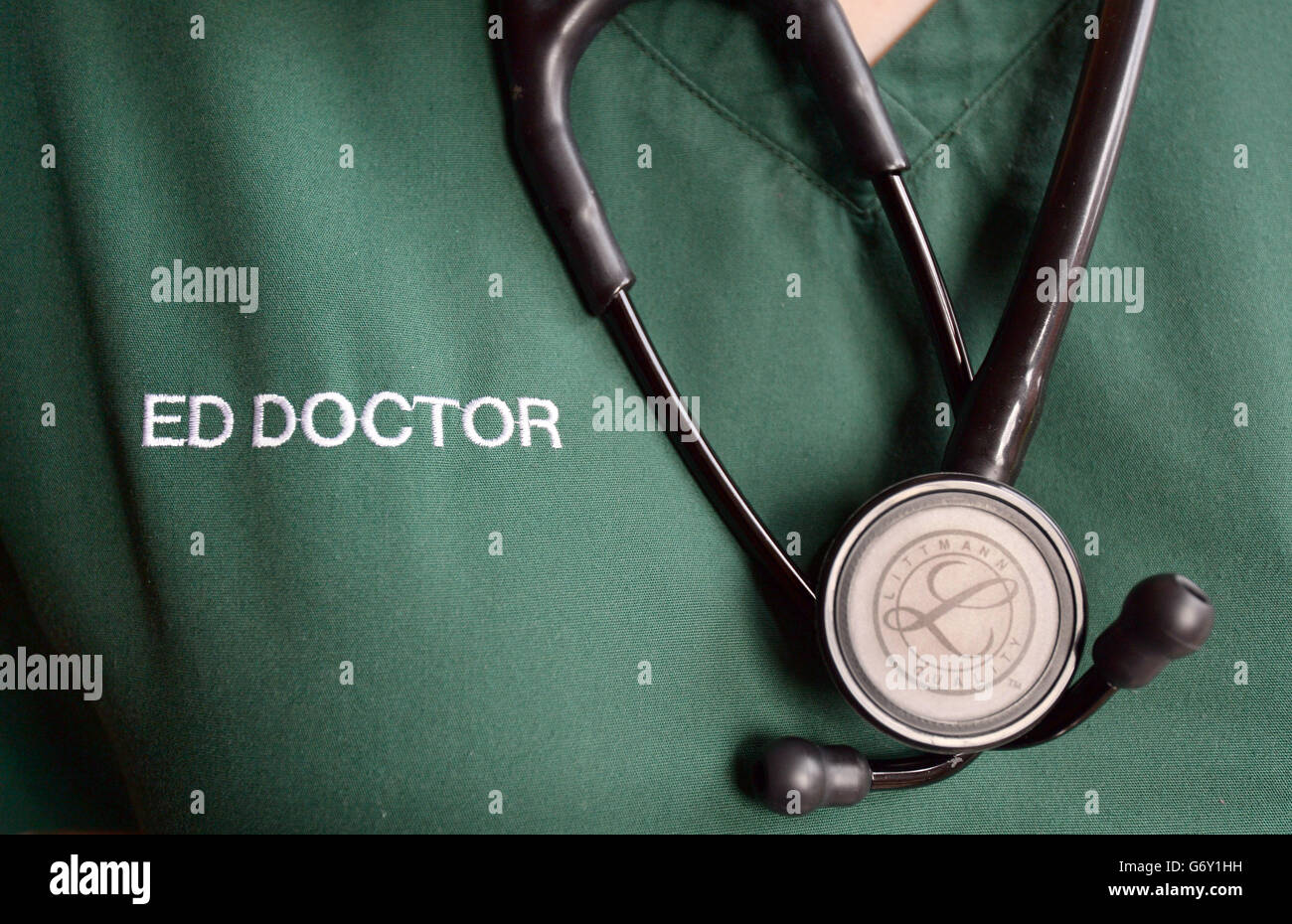 Stock médical.Un modèle se pose avec un stéthoscope autour du cou tout en portant des exfoliants du service des urgences Banque D'Images