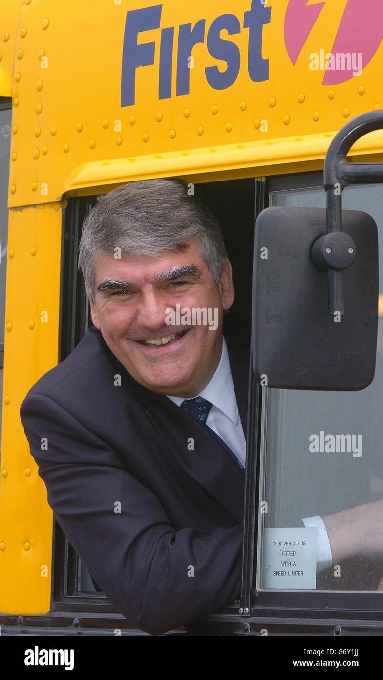 Premier chef de la direction du groupe, Moir Lockhead, avec certains véhicules du groupe. La compagnie de chemin de fer et d'autobus, qui fournit des services d'entretien de véhicules et a des contrats pour faire fonctionner des autobus dans trois États américains, a annoncé qu'elle a connu une forte croissance continue de son activité nord-américaine, car elle a affiché une augmentation de 1% des bénéfices avant impôts. Banque D'Images