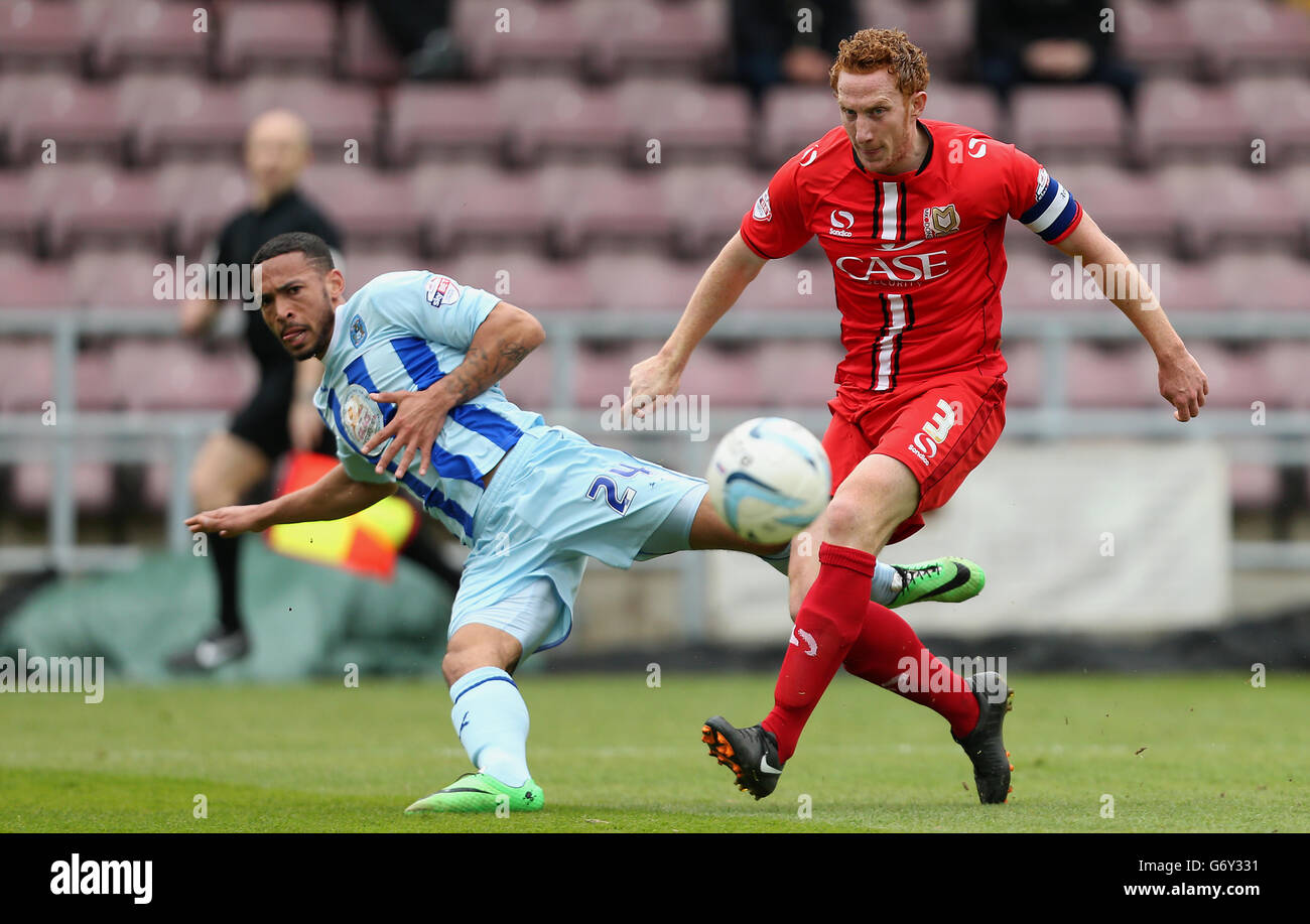 Football - Sky Bet League One - Coventry City / Milton Keynes dons - Sixfields Stadium.Jordan Clarke, de Coventry City, et Dean Lewington, de MK dons, se disputent le ballon Banque D'Images