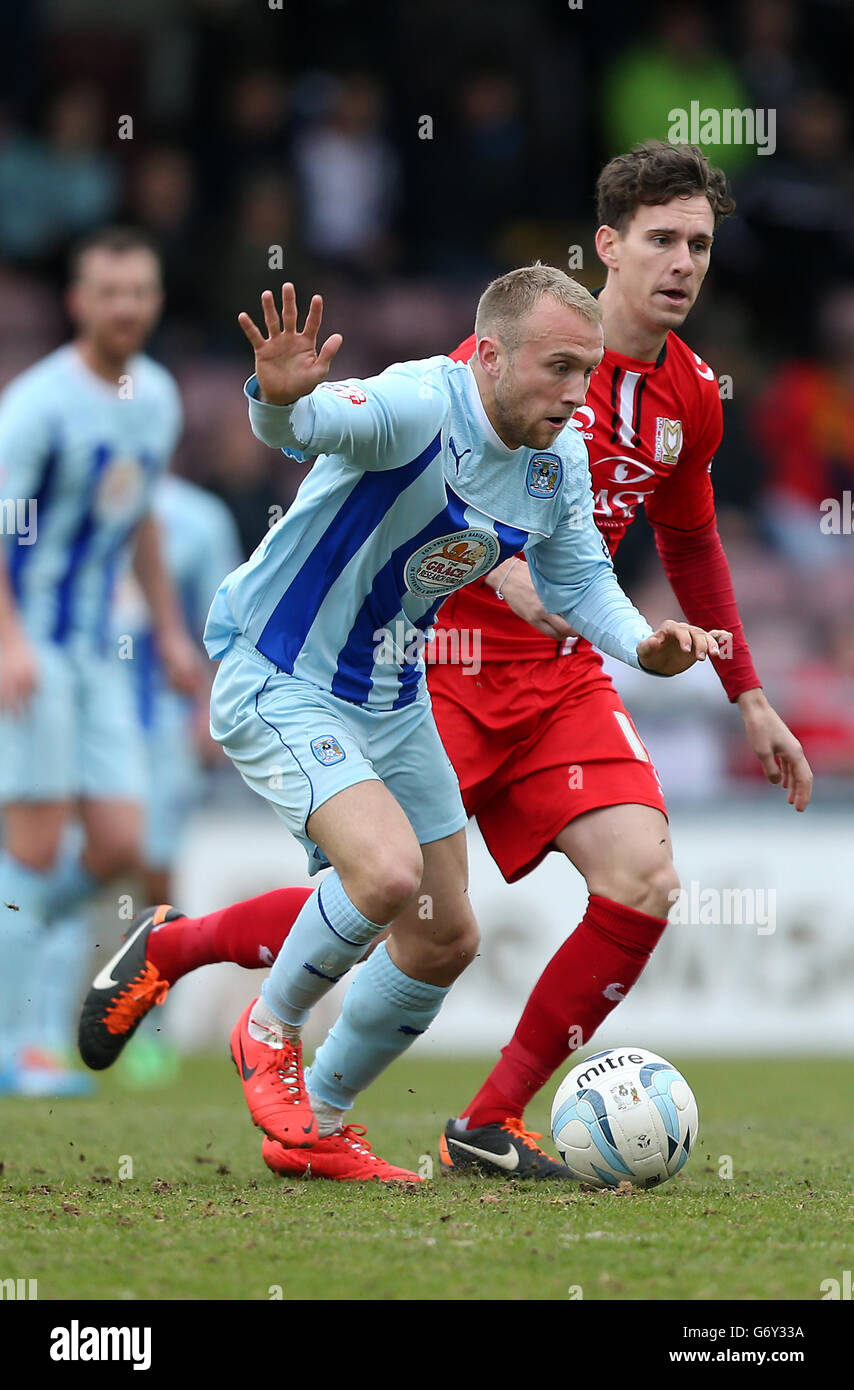 Dylan McGeouch de Coventry City et Mark Randall de MK Dons se disputent le ballon Banque D'Images