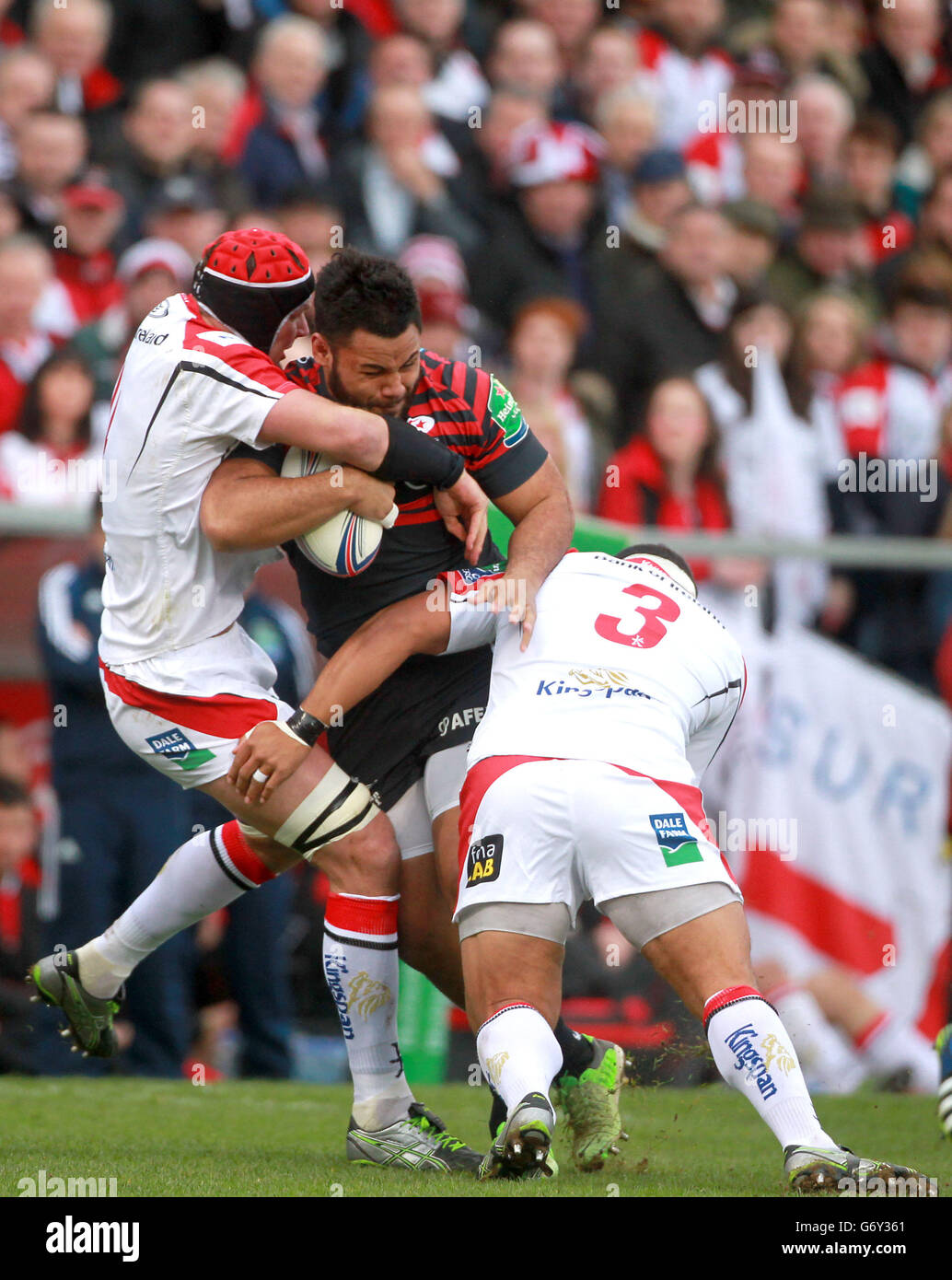 Billy Vunipola de Saracens en action contre Johann Muller (à gauche) d'Ulster et John AFAA lors du match final du quartier de la coupe Heineken au stade Ravenhill, à Belfast. Banque D'Images