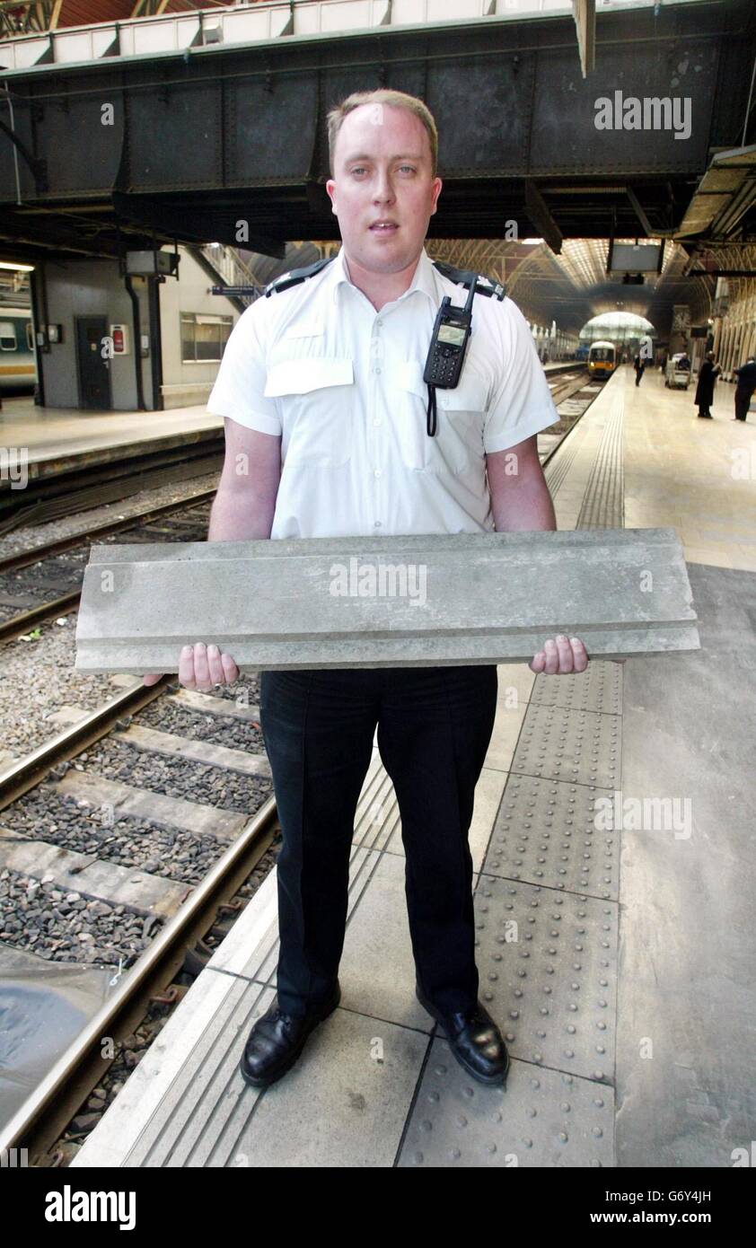 Le Sgt Richard Mitchell de la police des transports britannique avec une dalle de béton qui a été trouvée sur les voies près de la gare de Paddington. Les obstacles, qui ont été placés sur une période de six semaines, auraient facilement pu dérailler les trains et causer le chaos au système ferroviaire. Banque D'Images