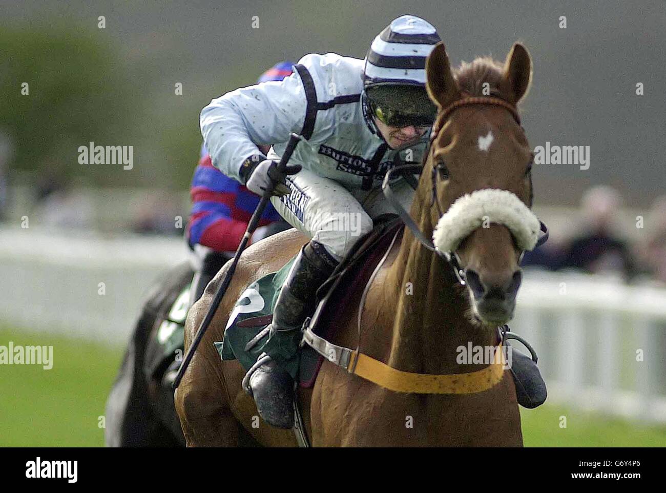 Moss Harvey, monté par Graham Lee, remporte le Handicap Chase 4.40 Ladbrokes.com (classe D) (pour la coupe Scottish Memories Challenge) à l'hippodrome de Perth. Banque D'Images