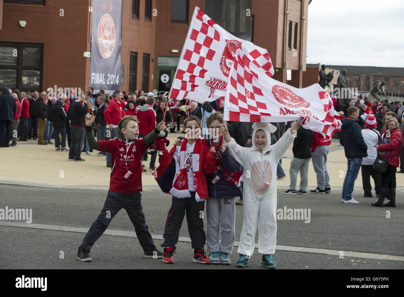 Les fans d'Aberdeen lors de la finale de la coupe de la Ligue des communautés écossaises au Celtic Park, Glasgow. Banque D'Images