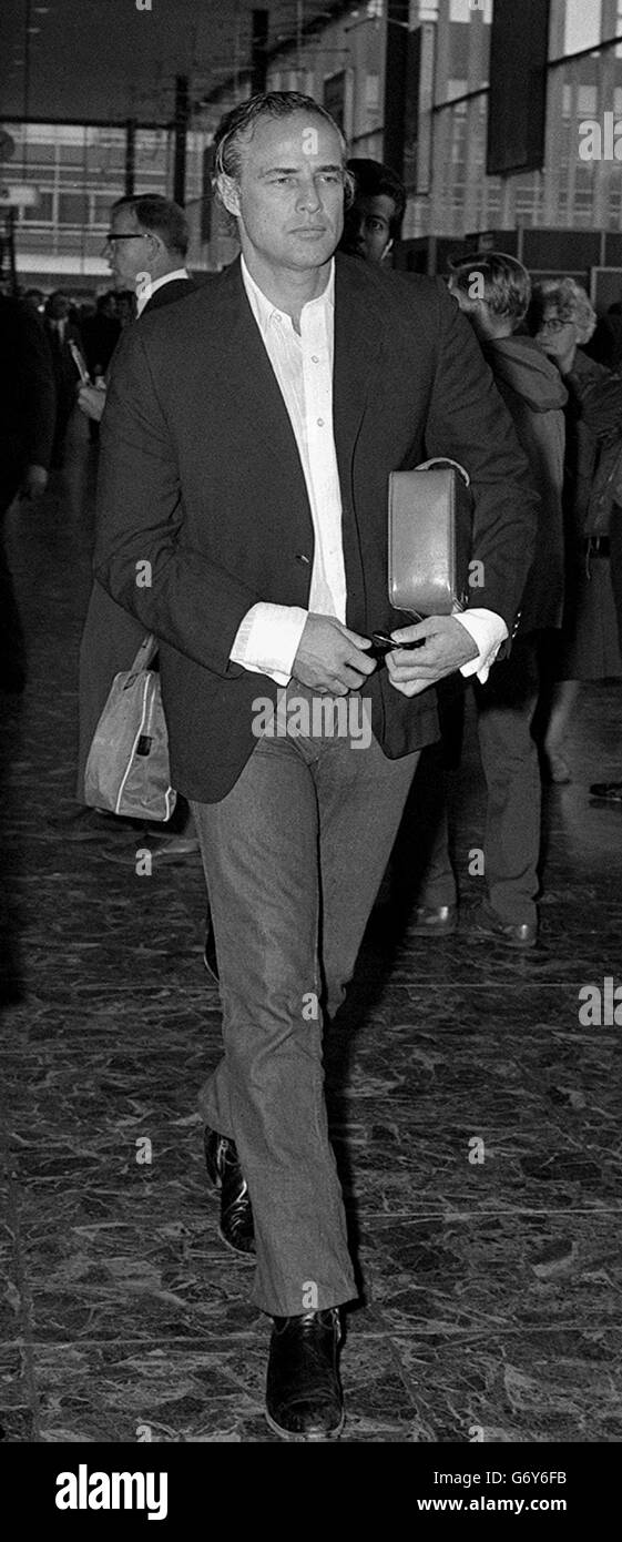 Marlon Brando...Récemment divorcé acteur de film Marlon Brando quand il a quitté l'aéroport de Heathrow, Londres, pour l'Amérique. Banque D'Images