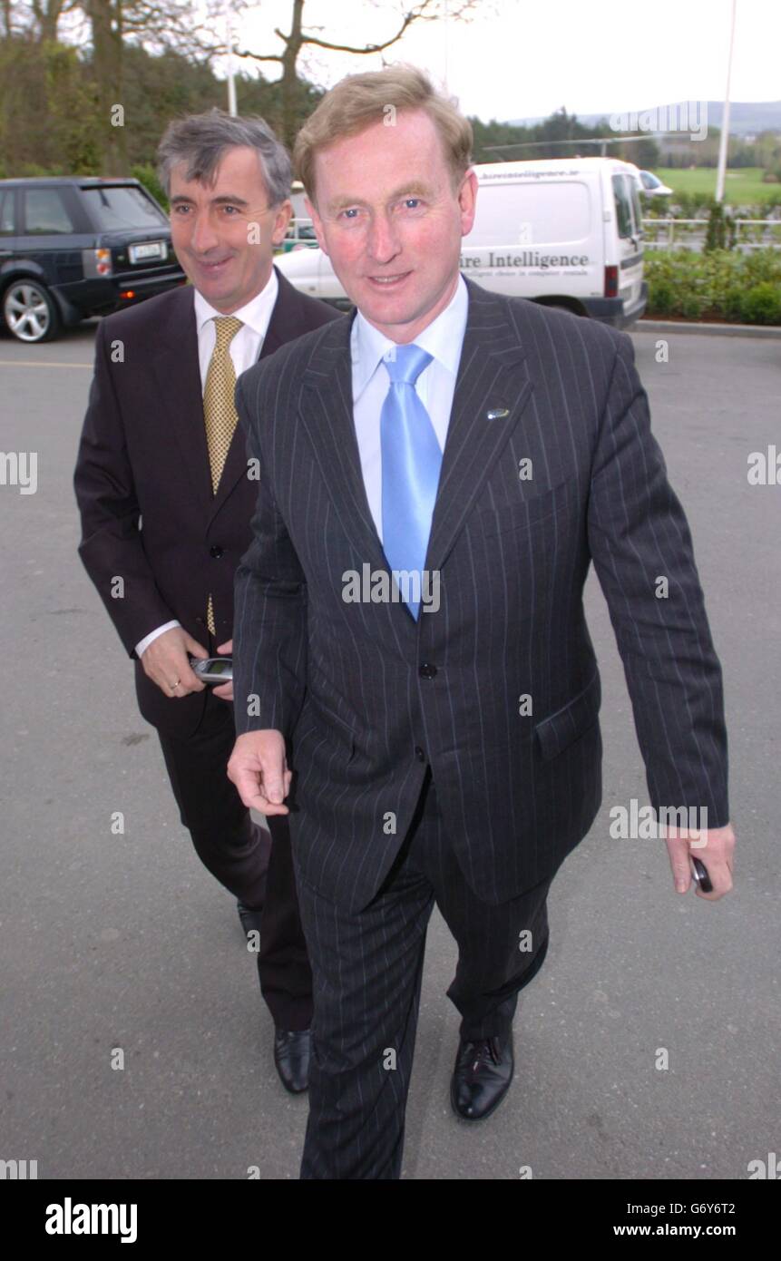 Le dirigeant de Fine Gael, Enda Kenny (à droite), arrive avec le candidat du parti à Dublin pour le Parlement européen, gay Mitchell, à l'hôtel Citywest de Dublin, avant la conférence du parti ARD Fheis. Banque D'Images