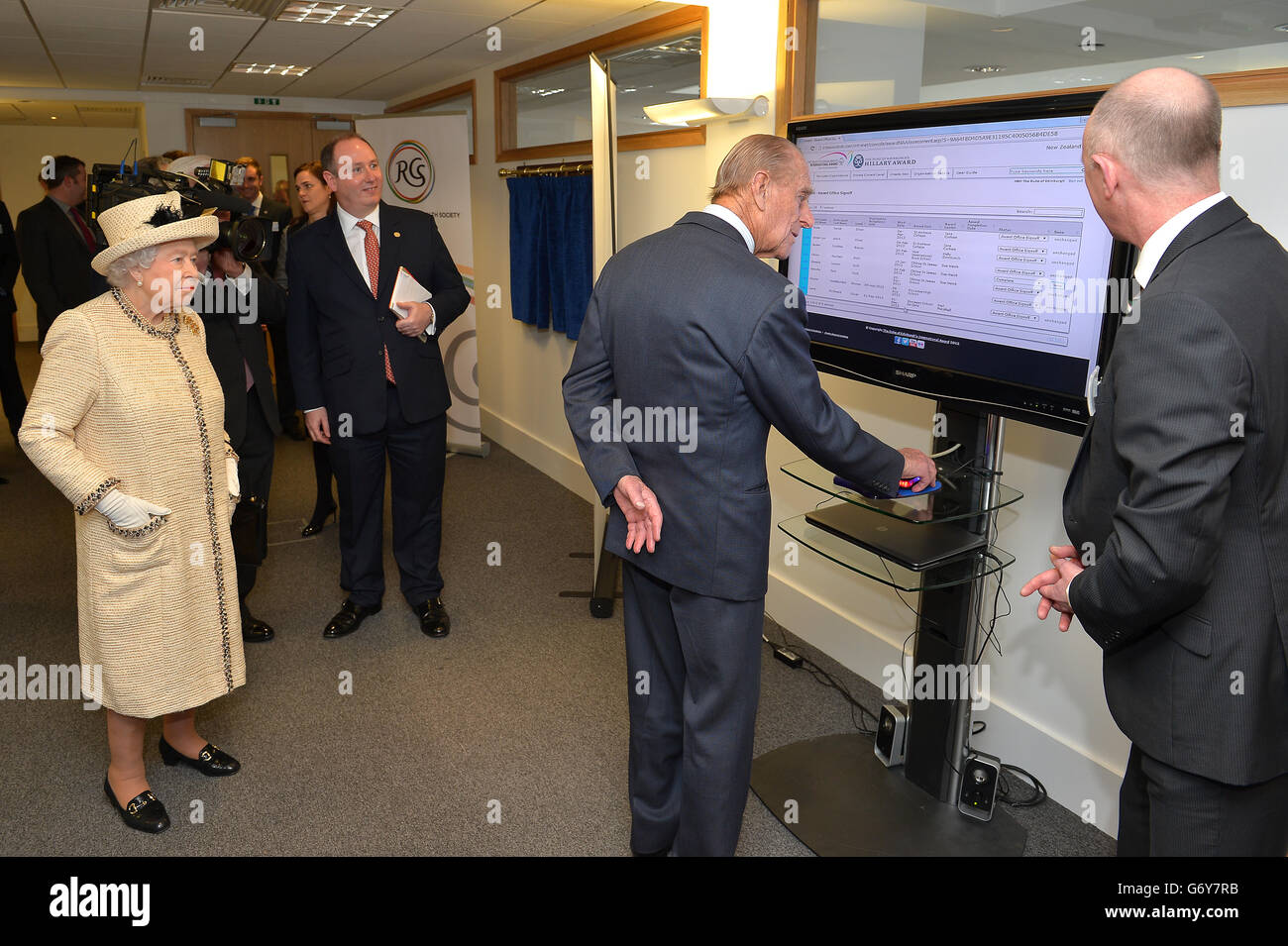 La reine Elizabeth II et le duc d'Édimbourg lors de leur visite aux bureaux de la Royal Commonwealth Society et du Duke of Edinburgh Awards, qui partagent le même bâtiment à Westminster, dans le centre de Londres. Banque D'Images