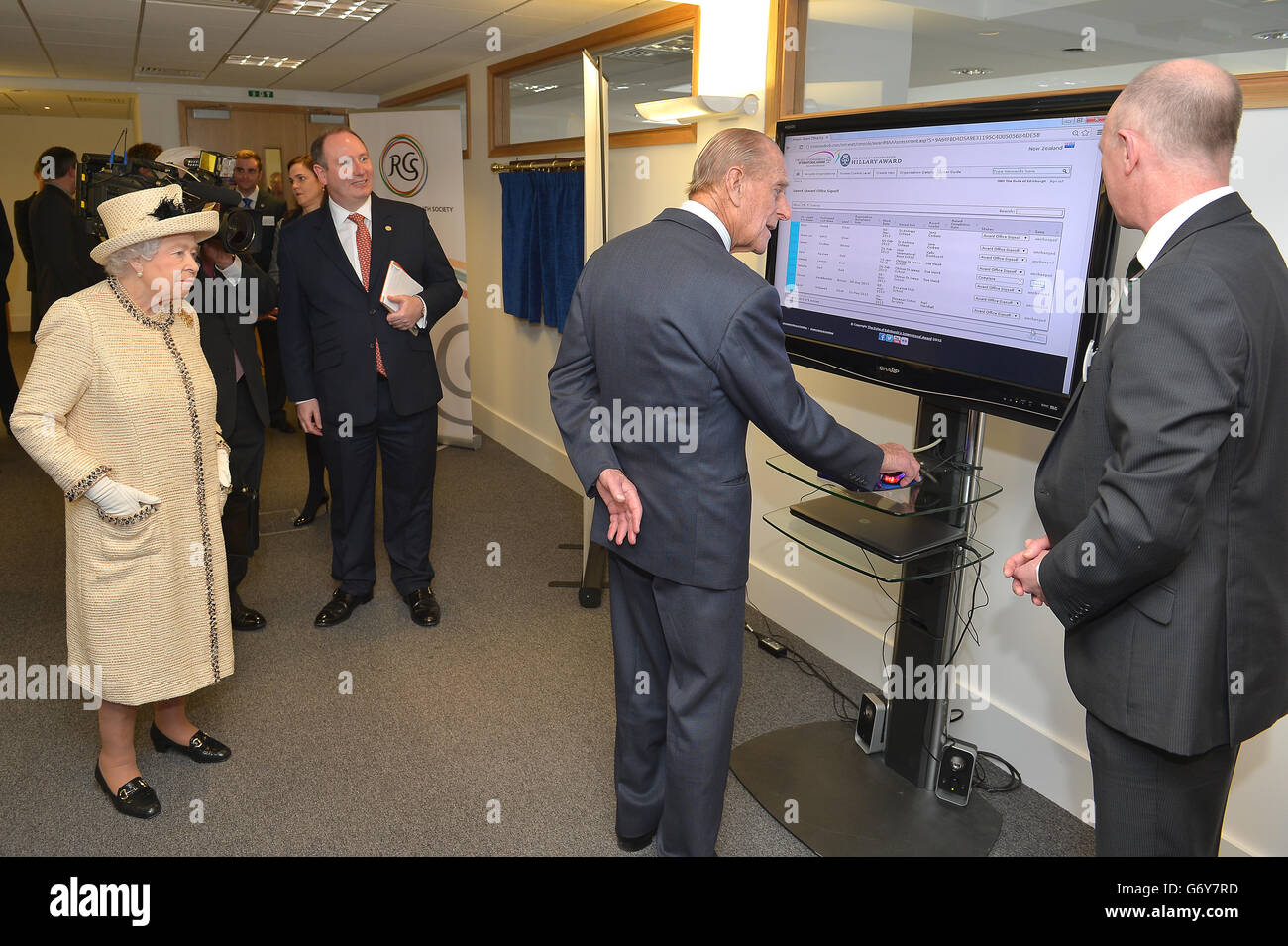 La reine Elizabeth II et le duc d'Édimbourg lors de leur visite aux bureaux de la Royal Commonwealth Society et du Duke of Edinburgh Awards, qui partagent le même bâtiment à Westminster, dans le centre de Londres. Banque D'Images