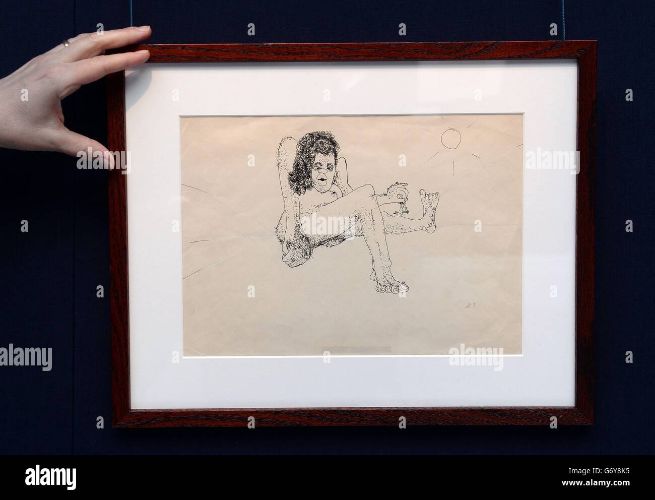 Un dessin du regretté John Lennon montrant "une femme poilue tenant un homme miniature près du bras", Qui aurait d'abord pris l'intérêt de sa femme Yoko Ono, va en spectacle à la maison de vente aux enchères de Sotheby à Londres dans le cadre d'une vente de ses dessins, poésie et prose qui aura lieu le 4 juin à New York. Banque D'Images