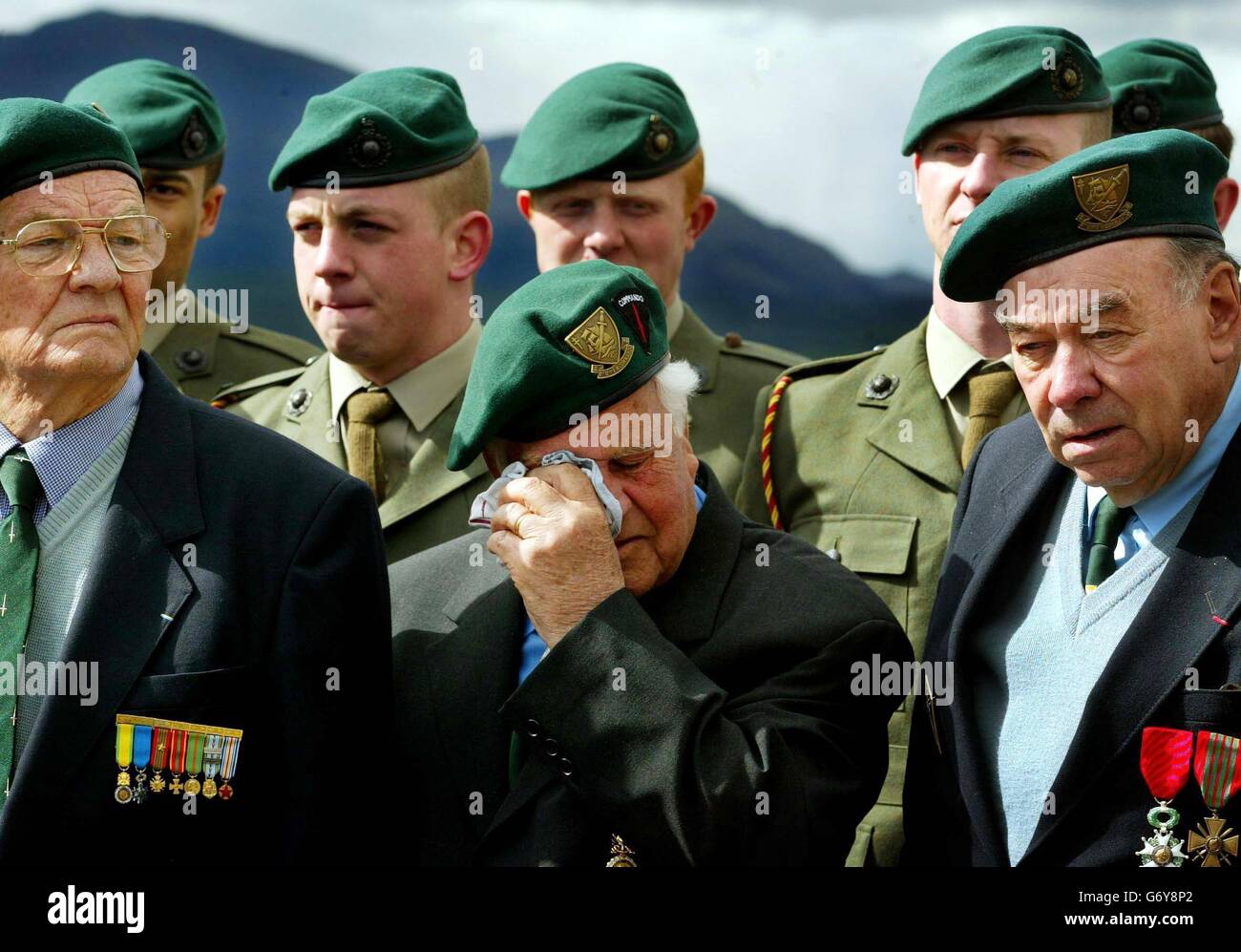 Un groupe de commandos français et britanniques qui ont pris ensemble les plages de Normandie le jour J, sont réunis à un service dans les Highlands écossais. Dix Français et deux vétérans britanniques qui ont formé une partie de la première brigade de services spéciaux qui a pris Sword Beach où plus de 150 de leurs camarades ont été tués ou blessés, ont fait leur chemin jusqu'au monument commémoratif du pont Spean Commando où ils ont une fois porté tout le matériel de combat. Banque D'Images