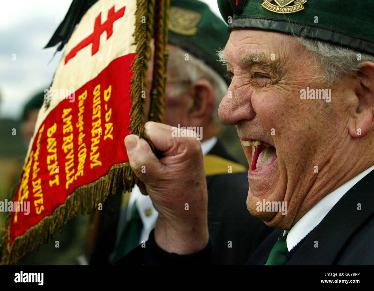 Leon Gautier, un commando français, rejoint d'autres commando français et britanniques qui ont pris d'assaut les plages de Normandie le jour J ensemble, à un service dans les Highlands écossais. Dix Français et deux vétérans britanniques qui ont formé une partie de la première brigade de services spéciaux qui a pris Sword Beach où plus de 150 de leurs camarades ont été tués ou blessés, ont fait leur chemin jusqu'au monument commémoratif du pont Spean Commando où ils ont une fois porté tout le matériel de combat. Banque D'Images