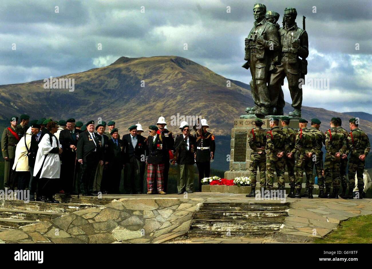 Un groupe de commando français et britannique qui ont pris ensemble les plages de Normandie le jour J, sont réunis à un service dans les Highlands écossais. Dix Français et deux vétérans britanniques qui ont formé une partie de la première brigade de services spéciaux qui a pris Sword Beach où plus de 150 de leurs camarades ont été tués ou blessés, ont fait leur chemin jusqu'au monument commémoratif du pont Spean Commando où ils ont une fois porté tout le matériel de combat. Banque D'Images