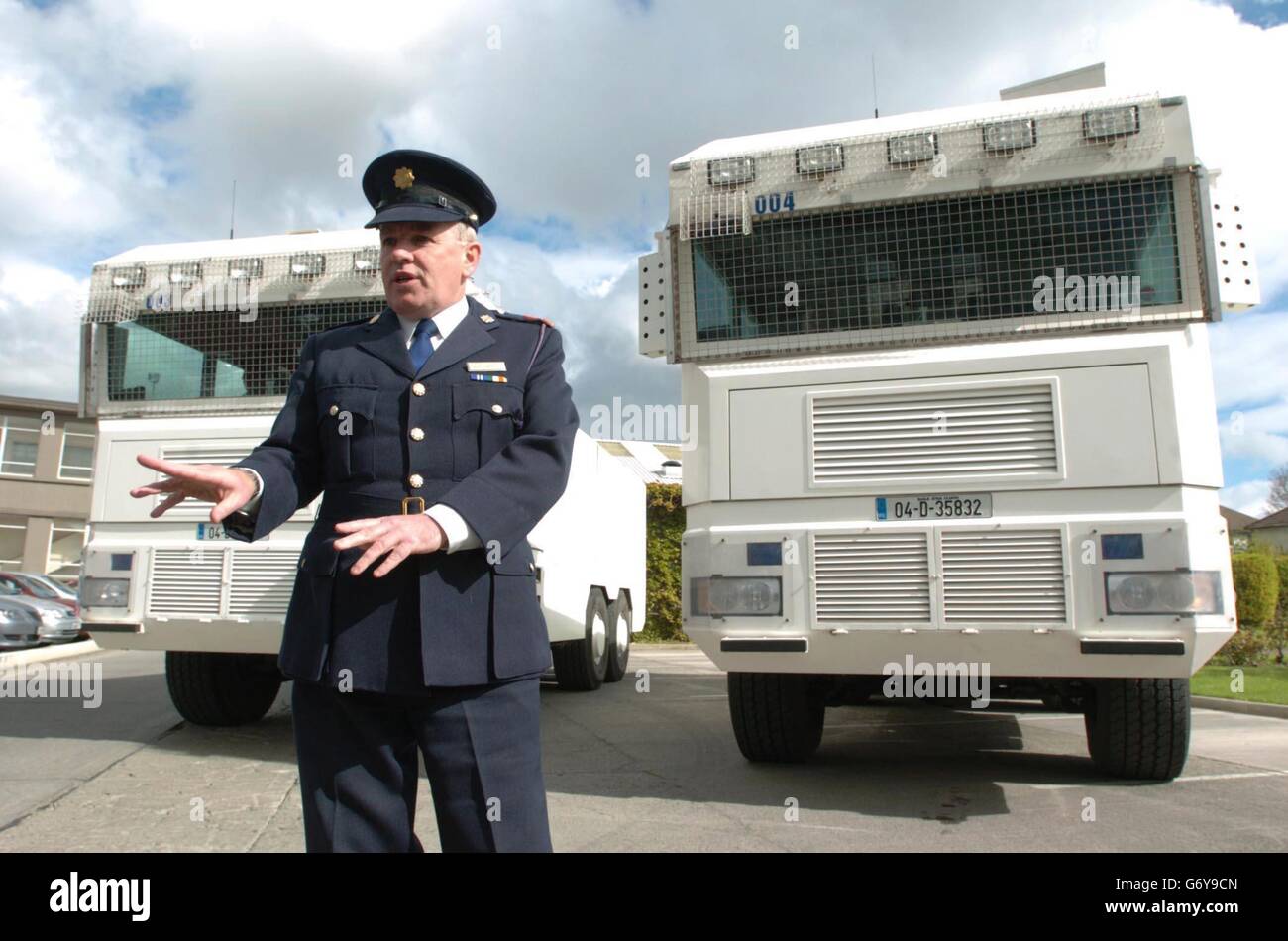 L'attaché de presse de Garda, John John Farrelly, expose deux canons à eau Somati à la gare de Santry Garda, Dublin, Qui sont prêtés par le service de police d'Irlande du Nord, à utiliser dans le cas où des manifestations anticapitalistes se présentent à Dublin samedi, au cours des cérémonies marquant l'expansion de l'UE. Banque D'Images