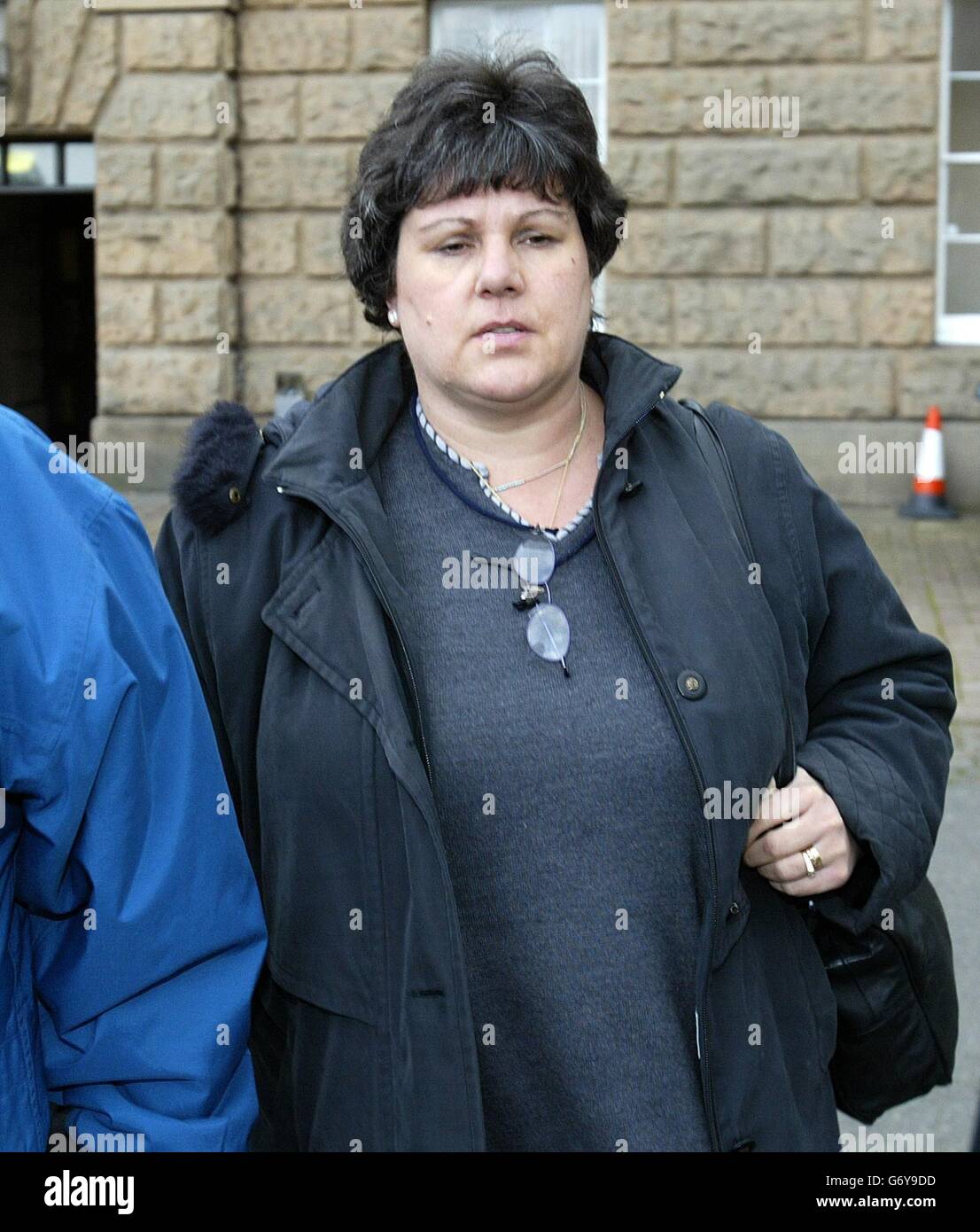 Barbara Salisbury quitte le tribunal de la Couronne de Chester, où elle est accusée de la tentative de meurtre de quatre patients à l'hôpital Leighton de Crewe entre 1999 et 2002.La sœur de Pontybodkin, dans le nord du pays de Galles, âgée de 47 ans, aurait été motivée par une « efficacité impitoyable » visant à libérer les lits d'hôpital.L'affaire a été ajournée jusqu'à mercredi la semaine prochaine. Banque D'Images