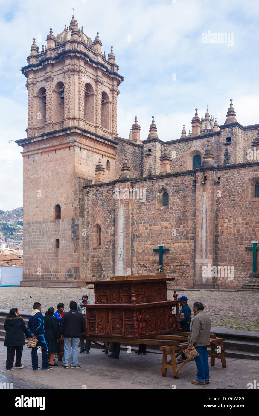 Transport d'une grande structure en bois sculpté à l'extérieur de la cathédrale de Cusco, Pérou Banque D'Images