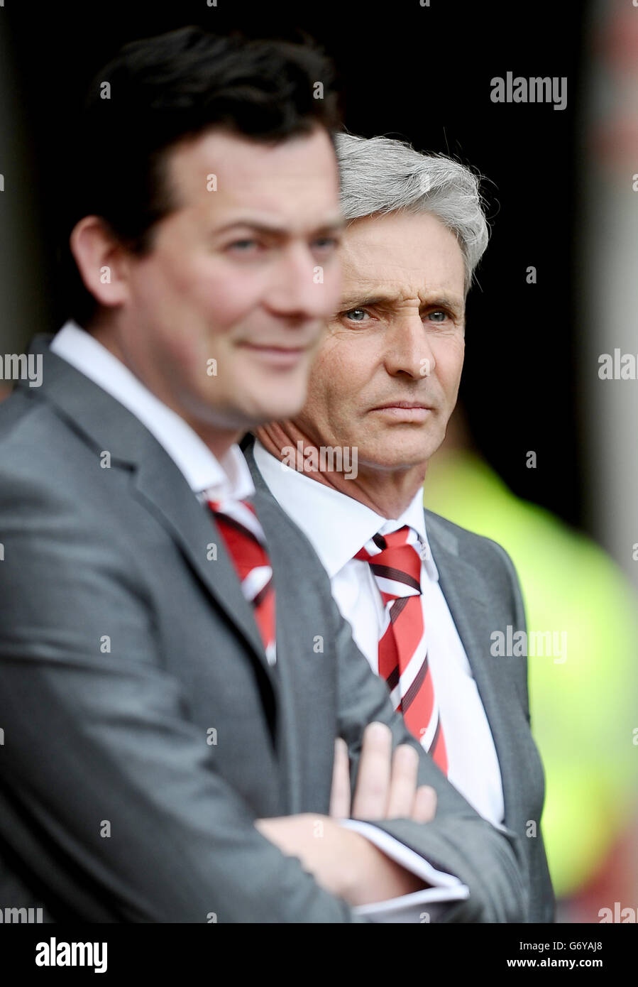 Football - Championnat Sky Bet - Charlton Athletic / Burnley - The Valley.Charlton entraîneur en chef Athlétique Jose Riga et entraîneur en chef adjoint Karel Fraeye Banque D'Images