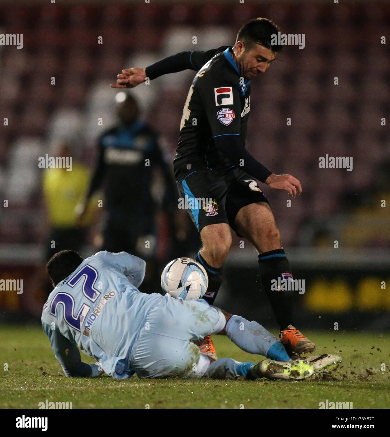 Anton Robinson de Coventry City et Michael Doughty de Stevenage Banque D'Images