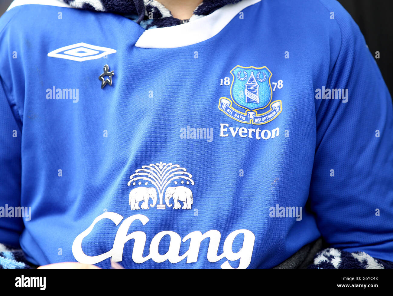 Vue détaillée d'un maillot Everton avec les logos Umbro, club et Chang  Photo Stock - Alamy